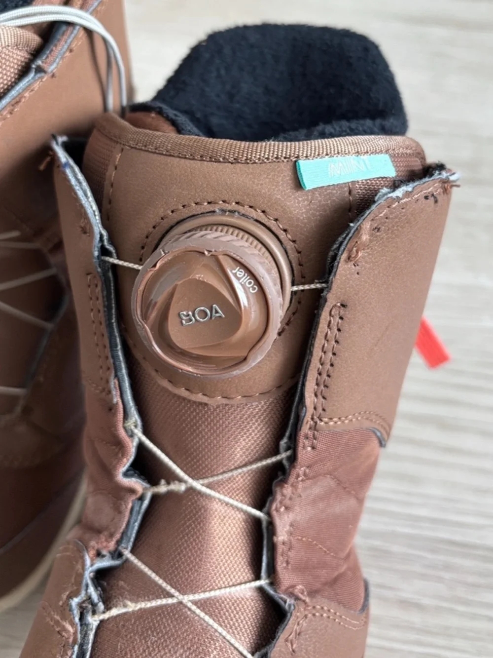 Women’s Burton Mint Boa Snowboard Boots Size 8